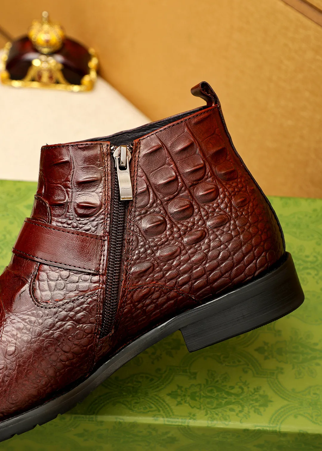 Men's shoes 💰600 💐 Product trademark: GUCCI "Gucci" high-top leather shoes Regular size: 38-44 (37.45.46🉑️Customized) Product materials: Selected imported first-layer calfskin embossed upper + luxury hardware buckle, imported sheep 🐑 leather lining. Strong three-dimensional visual effect, original outsole color: 2 colors available